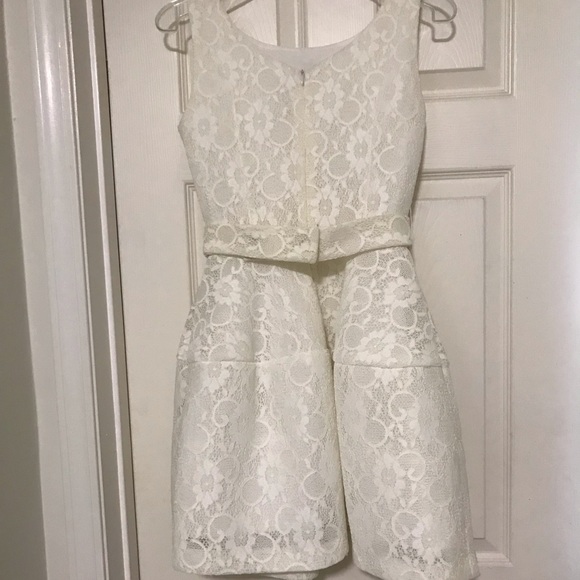 Beautiful white lace Dress - Picture 3 of 16